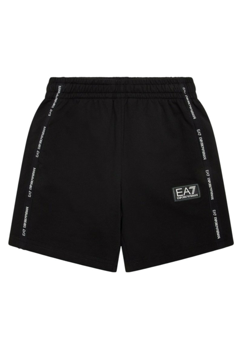 Pantaloni corti neri realizzati in un tessuto morbido con una cintura elastica, con branding laterale in testo bianco e una patch con il logo sulla gamba sinistra.