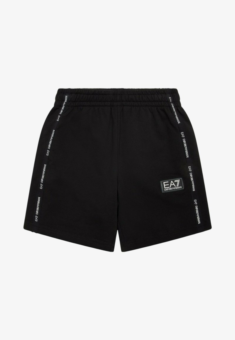 Pantaloni corti neri realizzati in un tessuto morbido con una cintura elastica, con branding laterale in testo bianco e una patch con il logo sulla gamba sinistra.