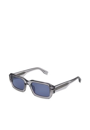 Lunettes de soleil rectangulaires avec verres bleu foncé et montures et branches épaisses translucides grises, inclinées pour montrer les détails avant et côté.
