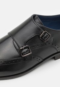 Pier One LEATHER - Pantofi slip-on eleganți - black