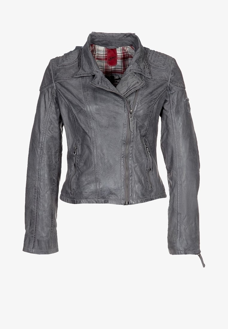 Giacca in pelle grigia con chiusura a zip frontale, superficie testurizzata e fodera a quadri. Presenta dettagli sulle spalle e polsini con zip.