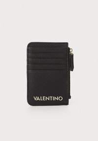 Tarjetero de cuero negro con superficie texturizada, múltiples espacios para tarjetas, un bolsillo con cremallera y el logo dorado "Valentino" en la parte frontal.