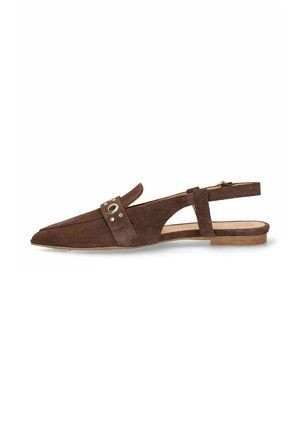 Chaussure plate slingback en daim marron avec bout pointu, bride décorative avec œillets argentés et talon bas en bois.