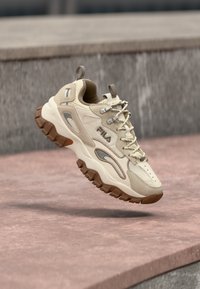 Unselected, antique white/turtledove