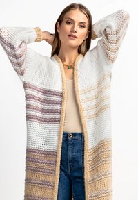 Sweter kardigan z otwartym przodem, w paski w kolorze białym, beżowym i mauve. Teksturowana dzianina, długie rękawy, ściągacze przy mankietach i u dołu.