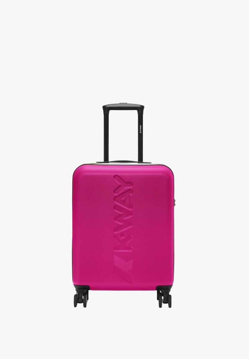 Harde roze koffer met gestructureerde afwerking, reliëflogo, telescopische handgreep en vier draaibare wielen voor gemakkelijke wendbaarheid.