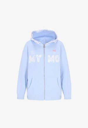Felpa con cappuccio azzurro chiaro con bordo del cappuccio arricciato bianco, cerniera frontale, due tasche e scritta "MY MO". Presenta dettagli ricamati in colori contrastanti.