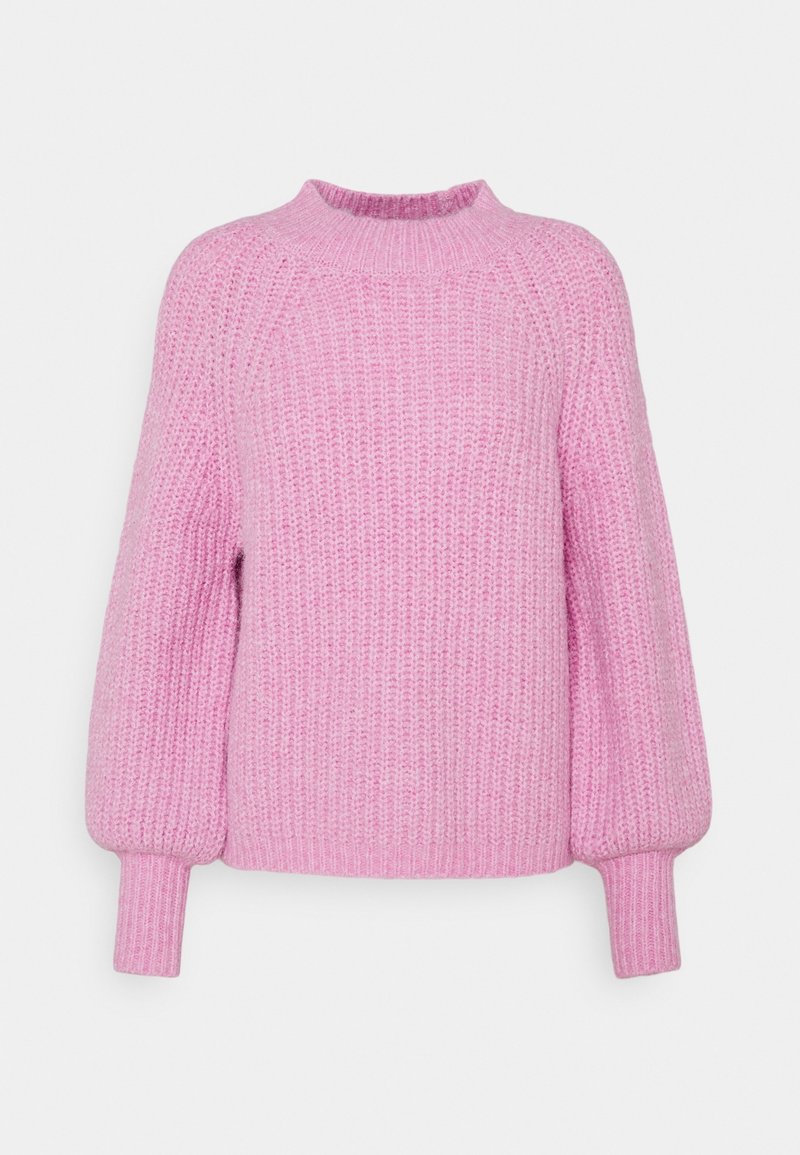 Pull rose en tricot avec un col montant, des manches raglan et des poignets côtelés, présentant un motif texturé et un matériau doux.
