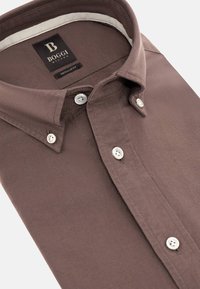 Camicia button-up in cotone marrone con vestibilità regolare, caratterizzata da un colletto classico e dettagli in bianco sui bottoni. Include un'etichetta con informazioni sul marchio.