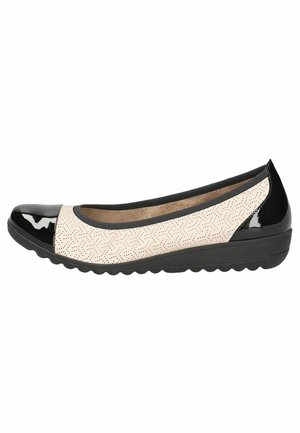 Bailarinas con un upper perforado en color beige, puntera y tacón de charol negro, y suela de goma texturizada para mayor agarre.