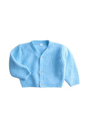Hellblauer gestrickter Baby-Cardigan mit langen Ärmeln und drei braunen Knöpfen vorne, flach auf weißem Hintergrund präsentiert.