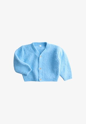 Hellblauer gestrickter Baby-Cardigan mit langen Ärmeln und drei braunen Knöpfen vorne, flach auf weißem Hintergrund präsentiert.