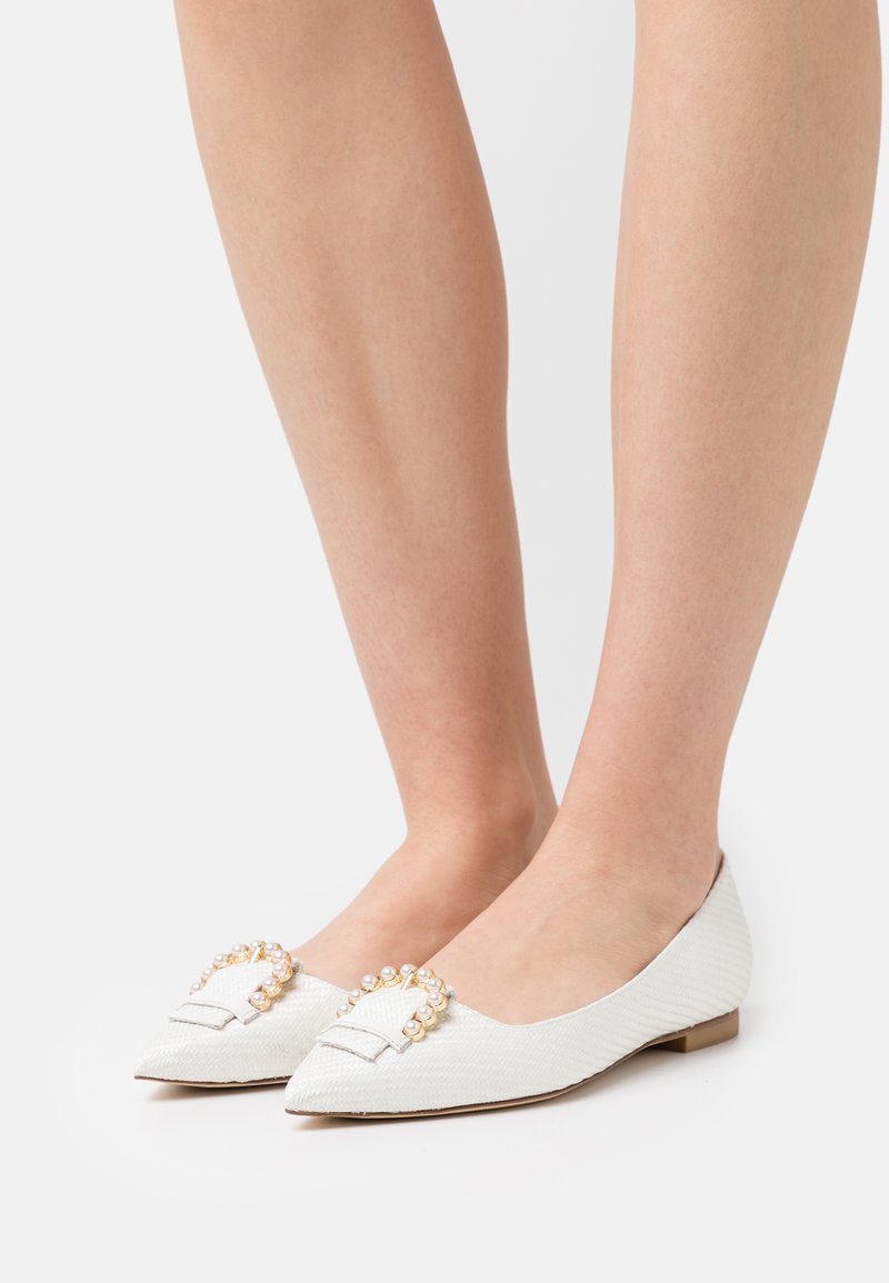 Damen Sneaker | Stuart Weitzman BUCKLE FLAT Klassischer Ballerina cream/offwhite - NT82767 Damen Sneaker | Stuart Weitzman BUCKLE FLAT Klassischer Ballerina cream/offwhite - NT82767