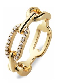 Guldring med sammanlänkad kedjedesign, utrustad med klara ädelstenar inlagda i ett led. Slät, polerad yta med reflekterande finish.