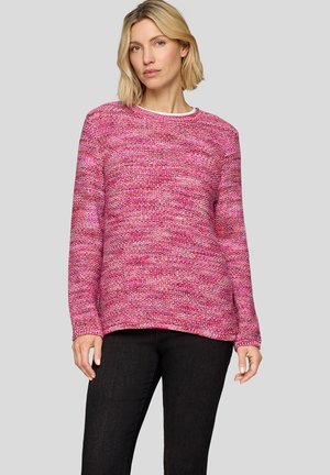 Gestrickter Pullover in verschiedenen Rosatönen mit rundem Ausschnitt und langen Ärmeln. Der Stoff hat eine strukturierte, gewebte Optik.