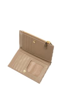Béžová kožená peněženka se zipovou kapsou, přihrádkami na karty a průhledným okénkem na ID. Obsahuje zlaté kování a šité detaily.