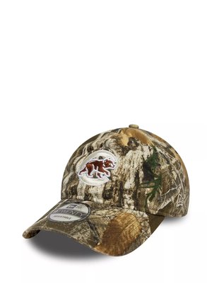Cappellino da baseball con motivo camouflage marrone e verde e patch con logo di un orso sulla parte anteriore, dotato di cinturino regolabile e visiera curvata.
