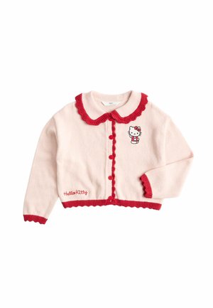 Cárdigan infantil rosa claro con ribete rojo con volantes, botones rojos, parche de Hello Kitty en el pecho y "Hello Kitty" bordado cerca del dobladillo.