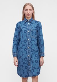 Jeansklänning - mid indigo — klänning med fickor från Zalando