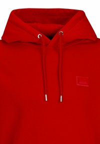 Rode hoodie met trekkoorden en zilverkleurige hardware. De stof is zacht met een gladde textuur. Heeft een klein reliëflogo op de borst.