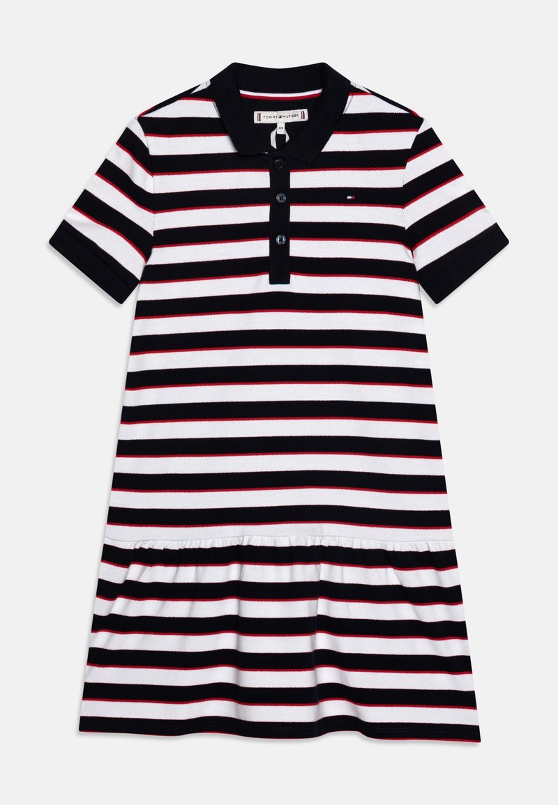 Sukienka polo w paski w kolorze granatowym, białym i czerwonym, z krótkimi rękawami i marszczonym dołem. Zawiera kołnierzyk z detalem w postaci guzików.