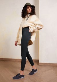 Não selecionado, dark green