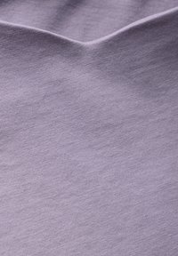 Helllila Jerseystoff mit glatter Textur, der ein dezentes Melange-Muster und einen weichen Fall zeigt. Ideal für lässige Kleidung.