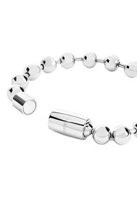 Hopeaketju, joka koostuu pyöreistä palloista kiiltävällä pinnalla ja kaarevalla sulkimella. Kaiverrettu brändäys sulkimessa lisää nykyaikaista yksityiskohtaa.