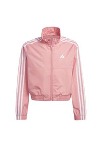 Chaqueta corta rosa de tela suave, con cuello alto, cremallera blanca y tres rayas blancas a lo largo de cada manga.