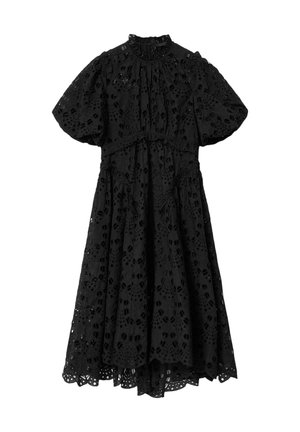 Sort midikjole med puffede ærmer, høj hals og indviklede blonder med udskæringsmønstre, der har en samlet talje og en bølget kant.