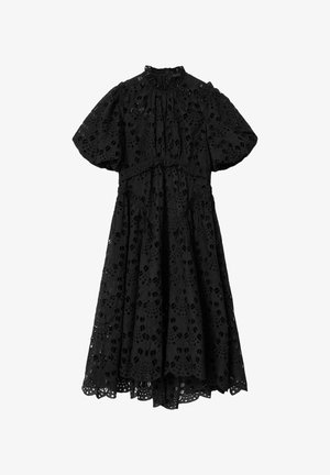 Sort midikjole med puffede ærmer, høj hals og indviklede blonder med udskæringsmønstre, der har en samlet talje og en bølget kant.