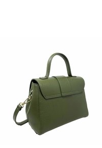 Borsa a mano in pelle verde con un design strutturato, manico superiore e tracolla removibile. Caratterizzata da una patta frontale senza cuciture e accessori in oro.
