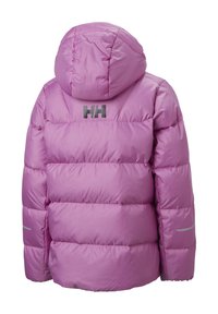 Pufová bunda ve světle růžové barvě s kapucí, s prošívaným designem, skrytým logem na zadní straně a reflexními prvky na rukávech.