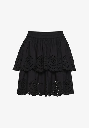 Crna višeslojna suknja izrađena od lagane tkanine, s izvezenim izrezanim uzorcima duž rubova i elastičnom gumicom u struku.