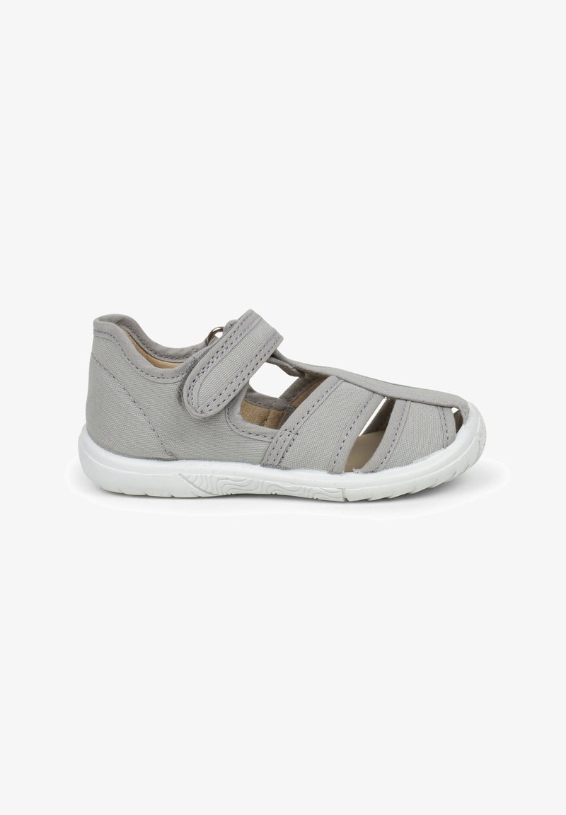 Sandalo in tessuto grigio con design aperto, cinturino in Velcro, suola in gomma bianca e sezioni a giorno per la traspirabilità.