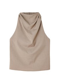Ärm lös topp i beige, med en draperad halsringning och mjukt texturerad tyg. Utsvängd form med en samlad detalj vid halsen.