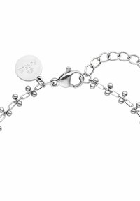 Silberne Kettenarmband mit runden Perlen und einem Karabinerverschluss. Enthält ein rundes Etikett, das "Pura Vida" eingraviert hat.