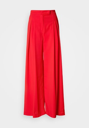 Red wide-leg trousers made of smooth fabric, featuring front pleats, a flat waistband, and a tailored fit. The design emphasizes a fluid silhouette.