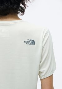 The North Face Summit Series HIGH TRAIL GRAPHIC - T-shirt de sport - calacatta