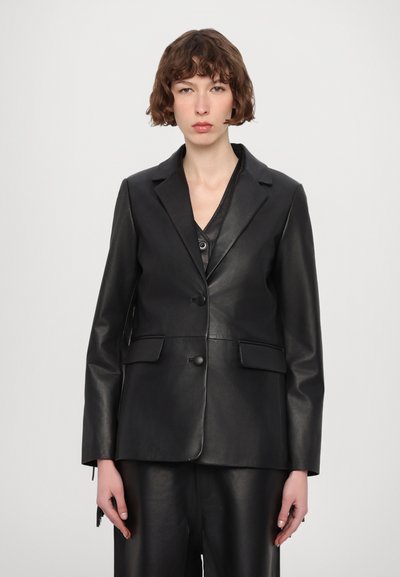 Schwarze Lederblazer mit strukturiertem Design, Ein-Knopf-Verschluss und Reverskragen. Verfügt über zwei vordere Taschen und lange Ärmel.