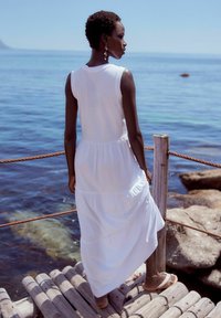 Next SLEEVELESS CREW NECK TIERED - Džersejové šaty - white