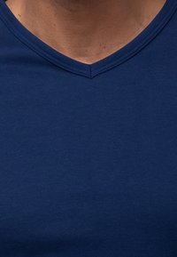 Navyblauwe katoenen T-shirt met een V-halsontwerp, een gladde textuur, een aansluitende snit en een minimalistische stijl.