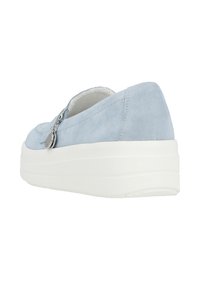 Hellblaues Wildleder-Slipper mit einer weißen Plateausohle und dekorativen Hardware-Accents. Runde Spitze und minimale Nähte.