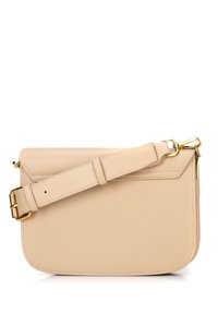 Borsa a tracolla in pelle beige con una texture liscia, chiusura a patta, tracolla regolabile e dettagli in metallo dorato.
