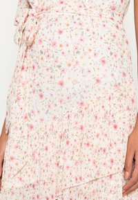 Forever New ANIKA ONE SHOULDER PLEATED MINI DRESS - Vestido de dia - sweet blush ditsy