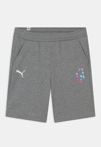 Graue Sportshorts aus weichem Material, mit Seitentaschen, einem weißen Puma-Logo und bunten grafischen Akzenten auf der Vorderseite.