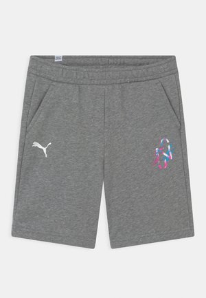 Shorts de sport gris en matériau doux, avec des poches latérales, un logo Puma blanc et des accents graphiques colorés sur le devant.