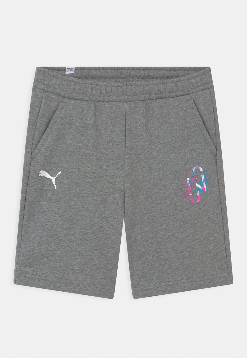 Graue Sportshorts aus weichem Material, mit Seitentaschen, einem weißen Puma-Logo und bunten grafischen Akzenten auf der Vorderseite.