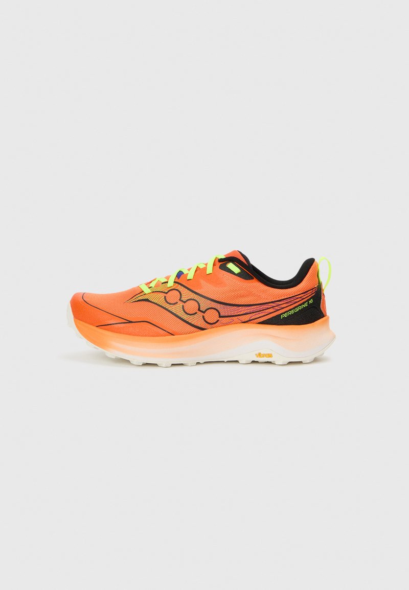 Chaussure de course orange avec accents noirs, empeigne en mesh, lacets multicolores et semelle texturée. Marquage sur le côté et le talon.