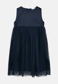 Robe sans manches bleu marine avec un corps en satin et une jupe en tulle superposée. Elle présente un col rond et une fermeture éclair au dos.